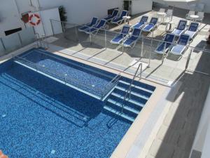 Basen w obiekcie Apartamentos Trinidad lub w pobliżu