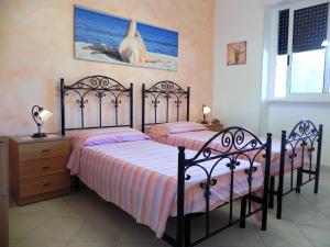 トッレ・サン・ジョヴァンニ・ウジェントにあるVilletta Claudiaのベッドルーム1室(ベッド2台、ドレッサー付)