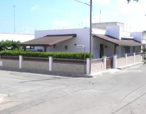 トッレ・サン・ジョヴァンニ・ウジェントにあるVilletta Claudiaの通りに隣接する柵付きの建物