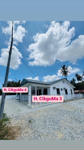 una iglesia con un cartel frente a un edificio en Homestay CikguMa 3 - Wi-Fi, en Kota Bharu