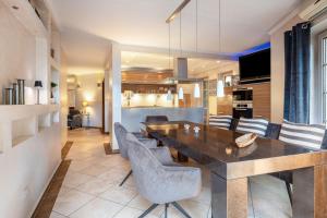 Afbeelding uit fotogalerij van Traumhaus Whirlpool Sauna Grill in Hamburg +22 foto's