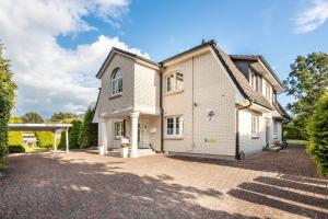 an image of a house with a driveway at Traumhaus Whirlpool Sauna Grill in Hamburg