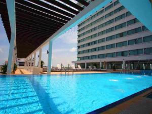 シブにあるRH Hotel Sibuのホテルの前の大きなプール