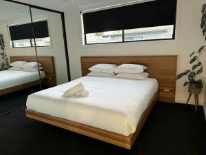 Postel nebo postele na pokoji v ubytování Beach Lane - Modern Coastal Stay