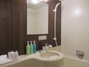 un baño con lavabo y espejo en Niigata Keihin Hotel, en Nuttari 122 fotos más