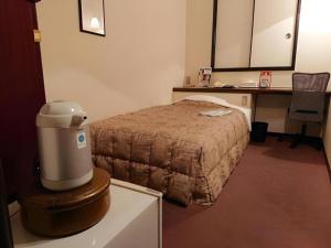 長野市にあるHotelYamaのベッドとコーヒーメーカーが備わるホテルルームです。 +123枚の写真