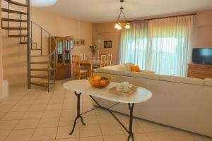 Μια τηλεόραση ή/και κέντρο ψυχαγωγίας στο Elani Private Retreat - Villa Anna Garden Escape