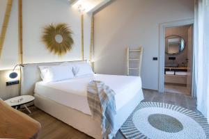 une chambre avec un lit blanc et une salle de bain dans l'établissement Villa Oliva -Seaside Charm with Village at Your Doorstep, à Sývota