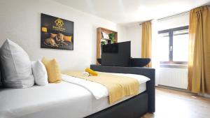 Un dormitorio con una cama y un televisor. en DANESSI-Business-Apartment, nahe Industriegebiet und Koblenz, WLAN, Smart TV Boxspringbett mit Waipu, Vollausgestattete Küche uvm, en Mülheim-Kärlich