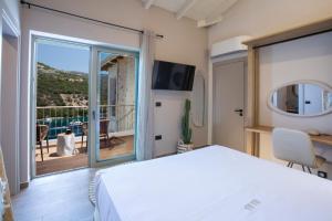 une chambre avec un lit et une grande fenêtre dans l'établissement Villa Oliva -Seaside Charm with Village at Your Doorstep, à Sývota