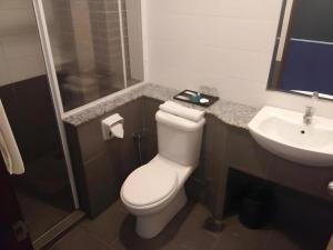 Koupelna v ubytování Grand Medallion Hotel + 82 fotografií