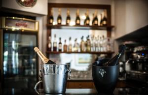 dos botellas de vino en cubos en un bar en Hotel Carillon, en Bellaria-Igea Marina