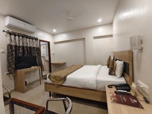 Ένα ή περισσότερα κρεβάτια σε δωμάτιο στο Hotel Simran - Raipur Junction +32 φωτογραφίες