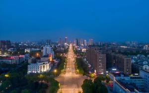 un horizon de ville la nuit avec un grand sapin de Noël dans l'établissement Jun Hotel Jiangsu Yangzhou Jiangdu District Xiaoji Town Yingtai Industrial Park, à Xiaoji