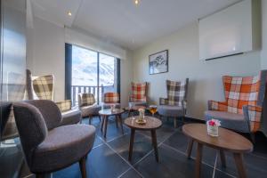 a waiting room with chairs and tables at Estival Caribou in Pas de la Casa