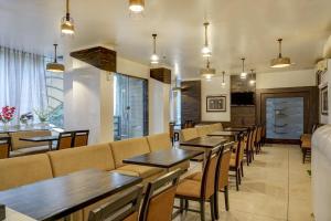 Posezení v ubytování Super Townhouse OAK Regal Inn Near Sant Tukaram Nagar Metro Station