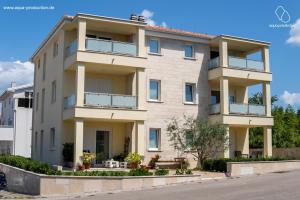 an image of a building at Apartman Damir in Malinska