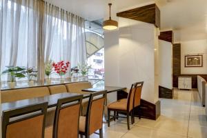 Posezení v ubytování Super Townhouse OAK Regal Inn Near Sant Tukaram Nagar Metro Station