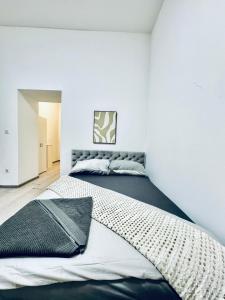 a bedroom with a large bed in a white wall at Modren & Stylish 1BR Apartment in the heart of Vienna in Vienna