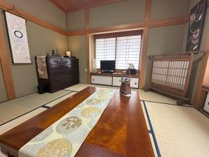 TV o dispositivi per l'intrattenimento presso 日本庭園と文化体験の宿深見屋 一棟貸し送迎付き6名様まで追加宿泊料金なし