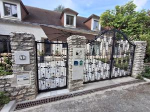 un portail en face d'une maison dans l'établissement Au long du cher, à Véretz 1 autre photo
