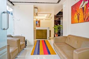 Posezení v ubytování Super Townhouse OAK Regal Inn Near Sant Tukaram Nagar Metro Station