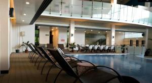 eine Gruppe von Stühlen in einem Pool in der Unterkunft Big 8 Corporate Hotel Digos in Aplaya + 25 Fotos