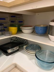 Dapur atau dapur kecil di Two bedroom oasis minute from beach +36 gambar