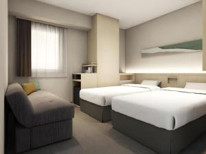 東京にあるHotel IL FIORE Kasai ANNEXのベッド2台と椅子があるホテルの部屋 +230枚の写真