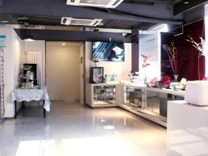 eine große Küche mit einem Tisch in einem Zimmer in der Unterkunft Jinjiang Inn Select Beijing Miyun Development Zone in Miyun