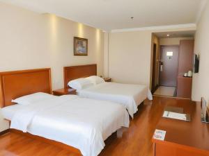GreenTree Inn Xuzhou High Speed Railway Zhangqian Square Business Hotel客房内的一张或多张床位