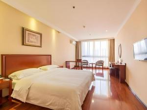 GreenTree Inn Xuzhou High Speed Railway Zhangqian Square Business Hotel客房内的一张或多张床位
