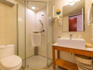 GreenTree Inn Xuzhou High Speed Railway Zhangqian Square Business Hotel的一间浴室