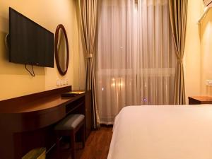 GreenTree Inn Xuzhou High Speed Railway Zhangqian Square Business Hotel客房内的一张或多张床位