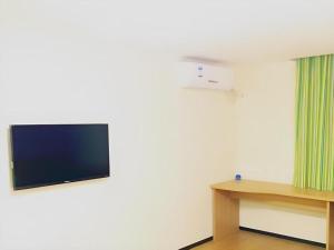 a room with a flat screen tv on the wall at 7 Days Inn Jinggangshan Scenic Spot in Jinggangshanzonghekenzhichang