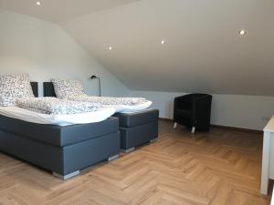 two beds sitting in a room with at Beim Hooch "Schindelloft" in Brücktal
