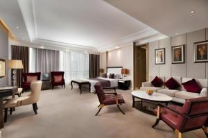 sala de estar con sofá y cama en una habitación en YM Gold Olives Harmony International Hotel, en Shenzhen 210 fotos más