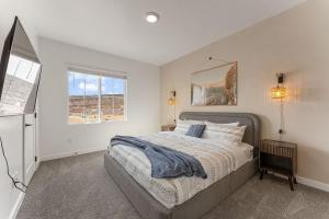 a bedroom with a large bed and a window at Adventure Basecamp townhouse in Washington