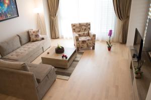 TV a/nebo společenská místnost v ubytování Capitоl Suites & Apartments