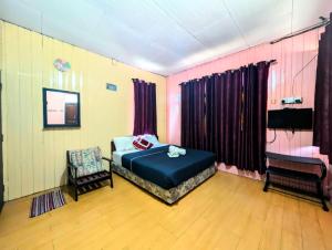 Marang Guesthouse Resort客房内的一张或多张床位