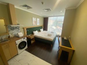 En eller flere senge i et værelse på Arnas hotel + 14 billeder