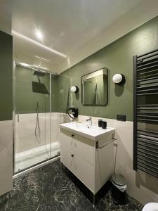 a bathroom with a sink and a shower at Foresteria 33 in Ghedi