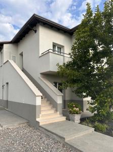 a white house with stairs in front of it at Foresteria 33 in Ghedi
