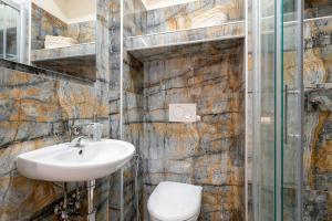 トリノにあるLingotto Fiere - Eataly Luxury by RD Domusの洗面台とトイレ付きのバスルーム +32枚の写真