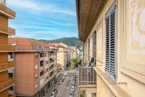 トリノにあるLingotto Fiere - Eataly Luxury by RD Domusのアパートの窓から見た街の通りの眺め