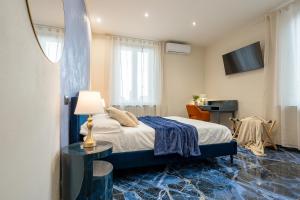 トリノにあるLingotto Fiere - Eataly Luxury by RD Domusのベッドとテーブルとテレビのある寝室