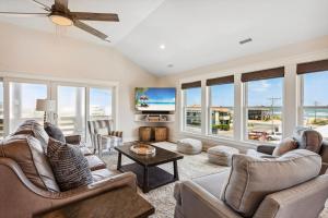 un salon avec deux canapés et une télévision dans l'établissement 4052 - Endless Summer, à Kitty Hawk Beach