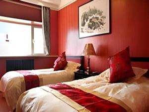 Ένα ή περισσότερα κρεβάτια σε δωμάτιο στο Qingdao Donghai Hotel