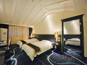 une chambre d'hôtel avec deux lits et un miroir dans l'établissement Guilin Sapphire hotel, à Guilin 128 autres photos