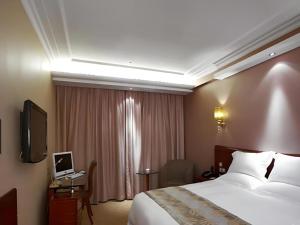 TV a/nebo společenská místnost v ubytování Ambassador Hotel